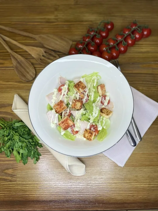 САЛАТ ЦЕЗАРЬ С КУРИЦЕЙ
